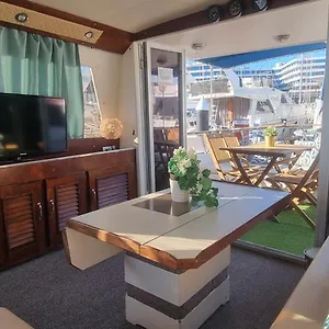 beautiful-and-comfy-boat-in-barcelona.topbarcelonahotels.com/
